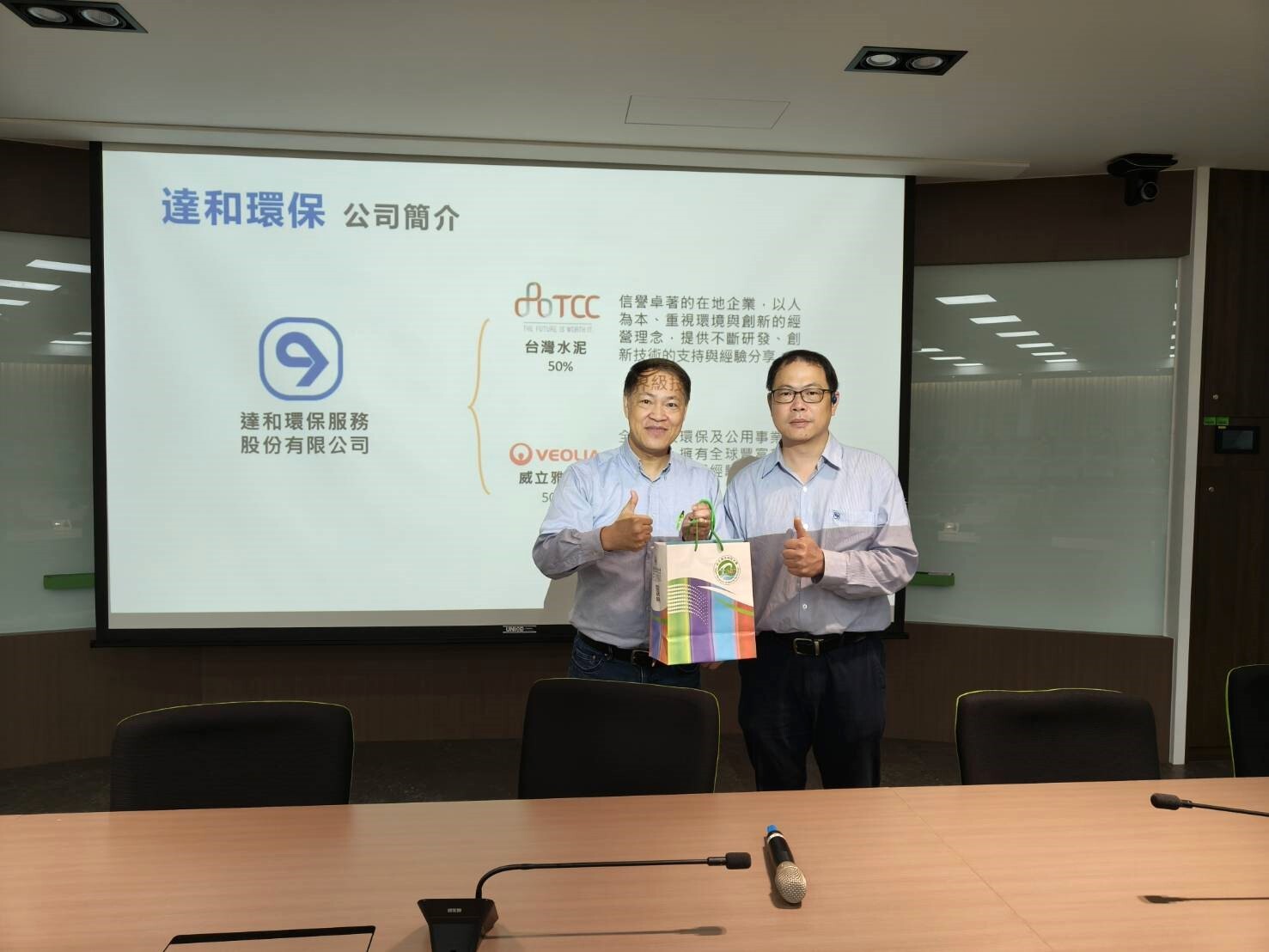 吳肇哲副校長兼輪機系主任代表全體師生致贈禮品