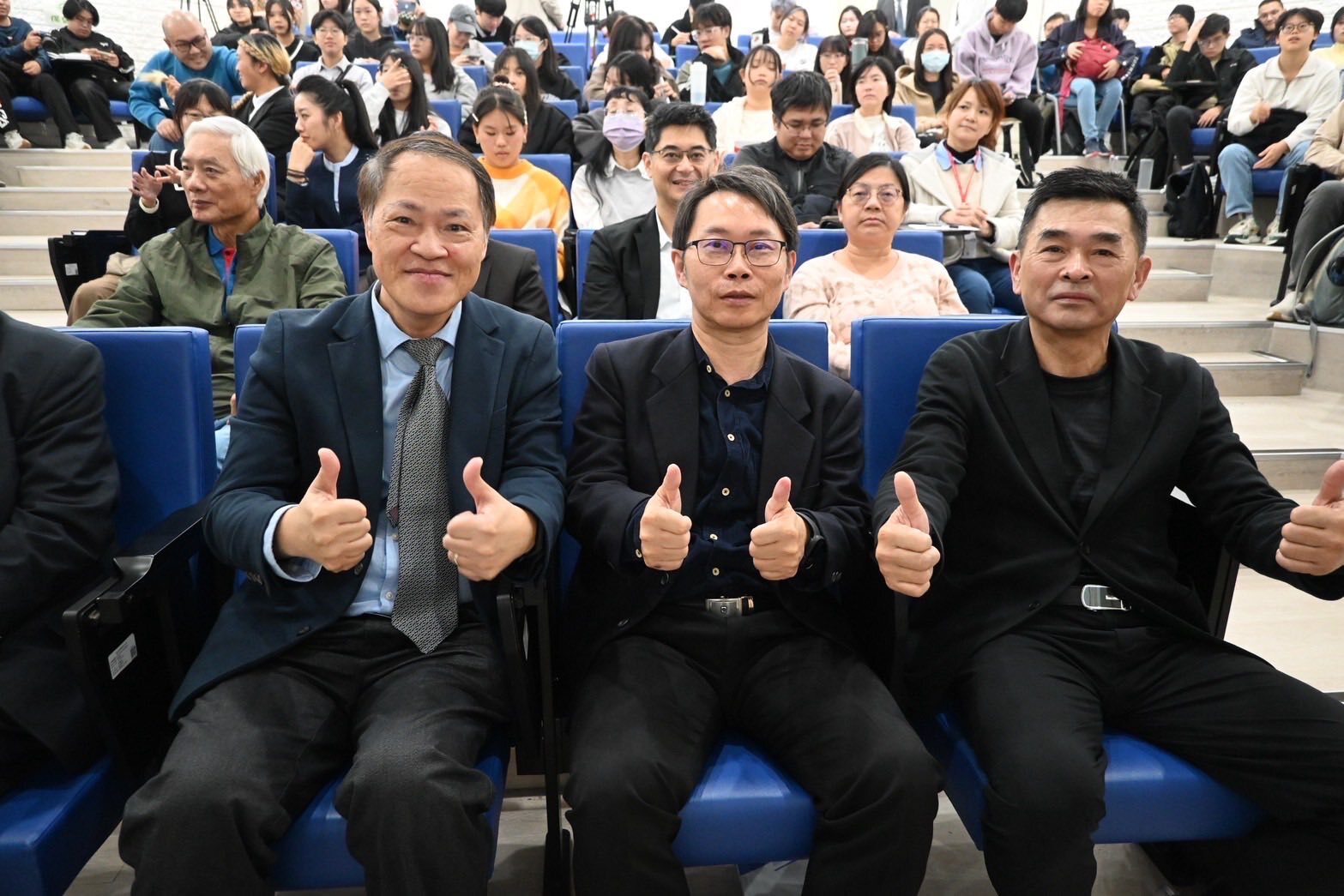 吳肇哲主任(左)